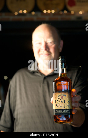 Fred Noe, der Urenkel von Jim Beam, ist der Brennmeister für Jim Beam. Stockfoto