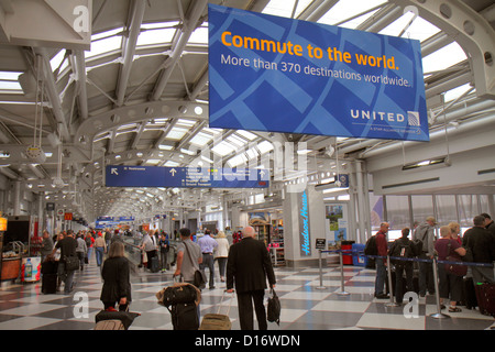 Illinois, IL Cook County, O'Hare International Airport, ORD, Gate, Terminal, Passagiere Fahrer Fahrer, Gepäck, Koffer, Banner, United Airlines, speci Stockfoto