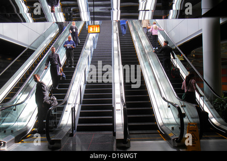 Illinois, IL Cook County, O'Hare International Airport, ORD, Rolltreppe, Passagierfahrer, Fahrer, IL121001015 Stockfoto