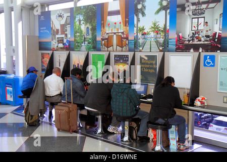 Illinois, IL Cook County, O'Hare International Airport, ORD, Terminal, Gate, Zugang zur Steckdose, Mann Männer männlich, Frau weibliche Frauen, sitzend, IL121015004 Stockfoto