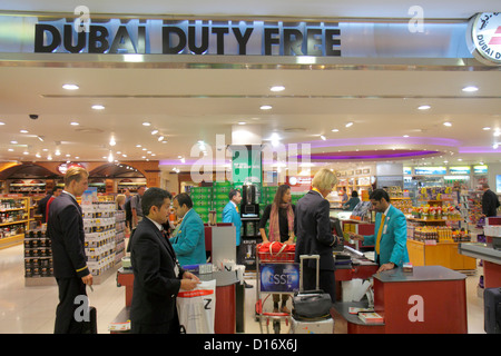 Dubai VAE, Vereinigte Arabische Emirate, Dubai International Airport, Gate, Terminal, Reisende, Passagiere, Fahrer, Dubai Duty Free, Shopping Shopper Stockfoto