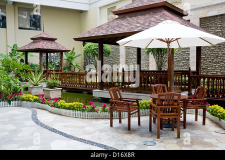 Terrasse mit Tisch und Stühlen im Garten. Stockfoto