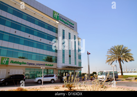 Dubai VAE, Vereinigte Arabische Emirate, Garhoud, Holiday Inn Express, Hotel, Vorderseite, Außenseite, Eingang, Schild, Englisch, Arabisch, Sprache, zweisprachig, UAE121009009 Stockfoto