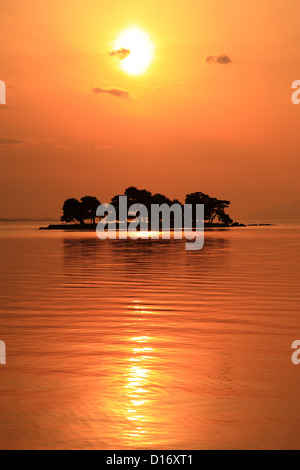 Kleine Insel im See Shinji bei Sonnenuntergang, Präfektur Shimane Stockfoto
