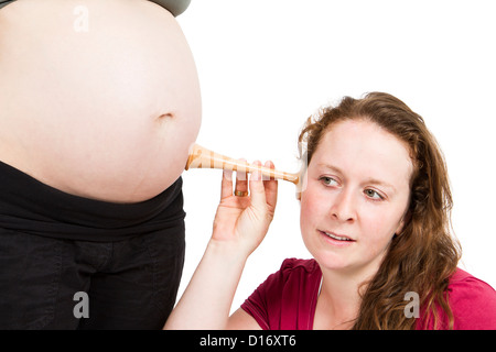 Hebamme am menschlichen Bauch hören Stockfoto