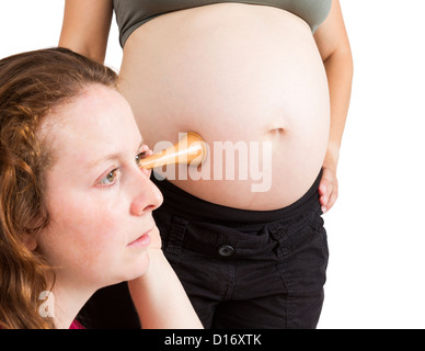 Hebamme am menschlichen Bauch hören Stockfoto