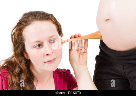 Hebamme am menschlichen Bauch hören Stockfoto