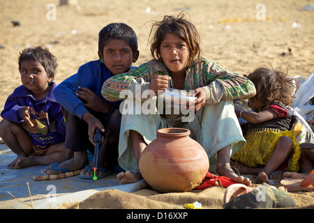 Einheimische Kinder bei der Pushkar fair in Rajasthan, Indien Stockfoto