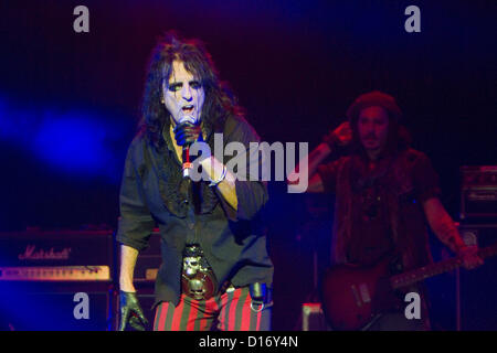 8. Dezember 2012 - Phoenix, AZ, USA - 8. Dezember 2012 - Phoenix, AZ USA - Rocklegende Alice Cooper seine 12. jährlichen Christmas Pudding statt Nächstenliebe zeigen bei Comerica Theater in Phoenix, Arizona am 8. Dezember 2012.  Besondere Gäste waren Schauspieler Johnny Depp, Sebastian Bach (Skid Row), Don Felder (Adler), L. A. Guns, Gitarrist Orianthi Panagaris (Michael Jackson), Schauspieler John O'Hurley und Zauberer Murray SawChuck... Im Bild: Alice Cooper, Michael Jackson. (Kredit-Bild: © Daniel Knighton/ZUMAPRESS.com) Stockfoto