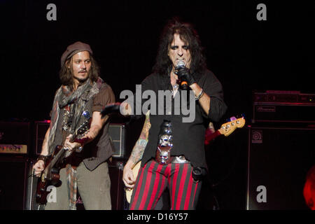 8. Dezember 2012 - Phoenix, AZ, USA - 8. Dezember 2012 - Phoenix, AZ USA - Rocklegende Alice Cooper seine 12. jährlichen Christmas Pudding statt Nächstenliebe zeigen bei Comerica Theater in Phoenix, Arizona am 8. Dezember 2012.  Besondere Gäste waren Schauspieler Johnny Depp, Sebastian Bach (Skid Row), Don Felder (Adler), L. A. Guns, Gitarrist Orianthi Panagaris (Michael Jackson), Schauspieler John O'Hurley und Zauberer Murray SawChuck... Im Bild: Alice Cooper, Michael Jackson. (Kredit-Bild: © Daniel Knighton/ZUMAPRESS.com) Stockfoto