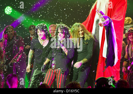 8. Dezember 2012 - Phoenix, AZ, USA - 8. Dezember 2012 - Phoenix, AZ USA - Rocklegende Alice Cooper seine 12. jährlichen Christmas Pudding statt Nächstenliebe zeigen bei Comerica Theater in Phoenix, Arizona am 8. Dezember 2012.  Besondere Gäste waren Schauspieler Johnny Depp, Sebastian Bach (Skid Row), Don Felder (Adler), L. A. Guns, Gitarrist Orianthi Panagaris (Michael Jackson), Schauspieler John O'Hurley und Zauberer Murray SawChuck. (Kredit-Bild: © Daniel Knighton/ZUMAPRESS.com) Stockfoto