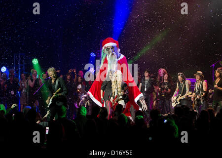 8. Dezember 2012 - Phoenix, AZ, USA - 8. Dezember 2012 - Phoenix, AZ USA - Rocklegende Alice Cooper seine 12. jährlichen Christmas Pudding statt Nächstenliebe zeigen bei Comerica Theater in Phoenix, Arizona am 8. Dezember 2012.  Besondere Gäste waren Schauspieler Johnny Depp, Sebastian Bach (Skid Row), Don Felder (Adler), L. A. Guns, Gitarrist Orianthi Panagaris (Michael Jackson), Schauspieler John O'Hurley und Zauberer Murray SawChuck. (Kredit-Bild: © Daniel Knighton/ZUMAPRESS.com) Stockfoto