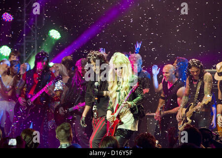 8. Dezember 2012 - Phoenix, AZ, USA - 8. Dezember 2012 - Phoenix, AZ USA - Rocklegende Alice Cooper seine 12. jährlichen Christmas Pudding statt Nächstenliebe zeigen bei Comerica Theater in Phoenix, Arizona am 8. Dezember 2012.  Besondere Gäste waren Schauspieler Johnny Depp, Sebastian Bach (Skid Row), Don Felder (Adler), L. A. Guns, Gitarrist Orianthi Panagaris (Michael Jackson), Schauspieler John O'Hurley und Zauberer Murray SawChuck. (Kredit-Bild: © Daniel Knighton/ZUMAPRESS.com) Stockfoto