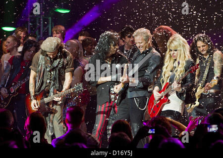 8. Dezember 2012 - Phoenix, AZ, USA - 8. Dezember 2012 - Phoenix, AZ USA - Rocklegende Alice Cooper seine 12. jährlichen Christmas Pudding statt Nächstenliebe zeigen bei Comerica Theater in Phoenix, Arizona am 8. Dezember 2012.  Besondere Gäste waren Schauspieler Johnny Depp, Sebastian Bach (Skid Row), Don Felder (Adler), L. A. Guns, Gitarrist Orianthi Panagaris (Michael Jackson), Schauspieler John O'Hurley und Zauberer Murray SawChuck. (Kredit-Bild: © Daniel Knighton/ZUMAPRESS.com) Stockfoto