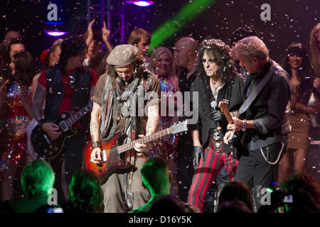 8. Dezember 2012 - Phoenix, AZ, USA - 8. Dezember 2012 - Phoenix, AZ USA - Rocklegende Alice Cooper seine 12. jährlichen Christmas Pudding statt Nächstenliebe zeigen bei Comerica Theater in Phoenix, Arizona am 8. Dezember 2012.  Besondere Gäste waren Schauspieler Johnny Depp, Sebastian Bach (Skid Row), Don Felder (Adler), L. A. Guns, Gitarrist Orianthi Panagaris (Michael Jackson), Schauspieler John O'Hurley und Zauberer Murray SawChuck. (Kredit-Bild: © Daniel Knighton/ZUMAPRESS.com) Stockfoto