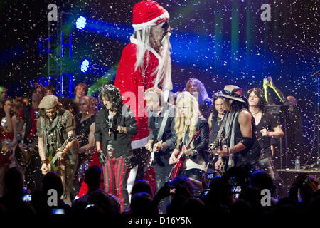 8. Dezember 2012 - Phoenix, AZ, USA - 8. Dezember 2012 - Phoenix, AZ USA - Rocklegende Alice Cooper seine 12. jährlichen Christmas Pudding statt Nächstenliebe zeigen bei Comerica Theater in Phoenix, Arizona am 8. Dezember 2012.  Besondere Gäste waren Schauspieler Johnny Depp, Sebastian Bach (Skid Row), Don Felder (Adler), L. A. Guns, Gitarrist Orianthi Panagaris (Michael Jackson), Schauspieler John O'Hurley und Zauberer Murray SawChuck. (Kredit-Bild: © Daniel Knighton/ZUMAPRESS.com) Stockfoto