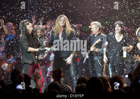 8. Dezember 2012 - Phoenix, AZ, USA - 8. Dezember 2012 - Phoenix, AZ USA - Rocklegende Alice Cooper seine 12. jährlichen Christmas Pudding statt Nächstenliebe zeigen bei Comerica Theater in Phoenix, Arizona am 8. Dezember 2012.  Besondere Gäste waren Schauspieler Johnny Depp, Sebastian Bach (Skid Row), Don Felder (Adler), L. A. Guns, Gitarrist Orianthi Panagaris (Michael Jackson), Schauspieler John O'Hurley und Zauberer Murray SawChuck. (Kredit-Bild: © Daniel Knighton/ZUMAPRESS.com) Stockfoto