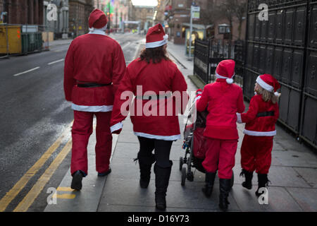 2.400 Personen verpflichten sich eine 5km Lauf als Weihnachtsmann, gekleidet in einer jährlichen laufen bekannt als Santa Dash in Glasgow, Schottland, Sonntag, 9. Dezember 2012. Stockfoto