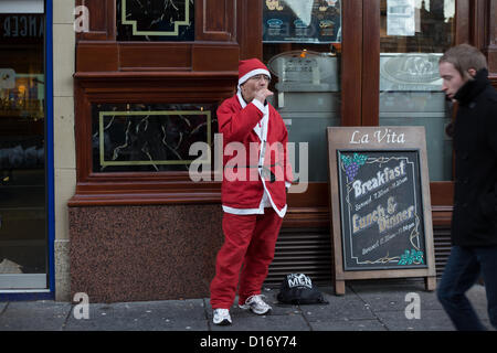 2.400 Personen verpflichten sich eine 5km Lauf als Weihnachtsmann, gekleidet in einer jährlichen laufen bekannt als Santa Dash in Glasgow, Schottland, Sonntag, 9. Dezember 2012. Stockfoto