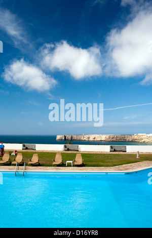 Sagres, Portugal, Swimmingpool einer Hotelanlage Stockfoto