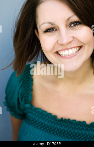 Berlin, Deutschland, lacht die junge Frau im Porträt Stockfoto