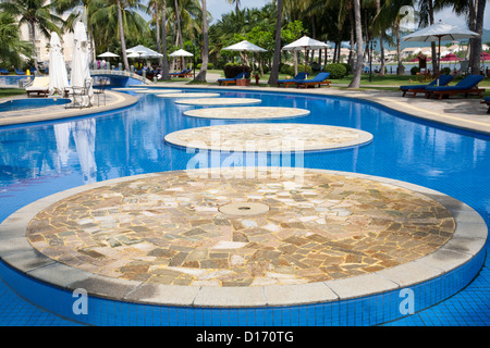 Freibad im tropischen Garten. Stockfoto