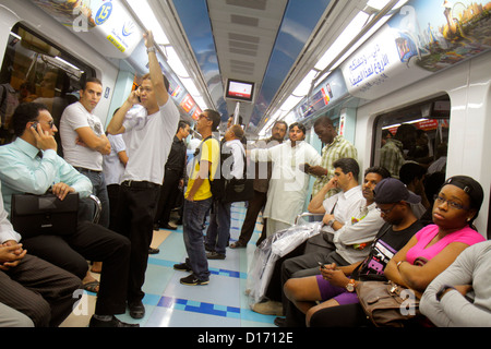 Vereinigte Arabische Emirate, VAE, Deira, Dubai, Dubai Metro, U-Bahn, Zug, Zug, Al Rigga Station, Red Line, Englisch, Arabisch, Sprache, zweisprachig, Wanderarbeiter, Arbeiter Stockfoto