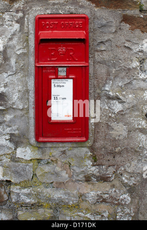 Royal Mail E R kleinen Briefkasten inmitten einer Steinmauer Stockfoto