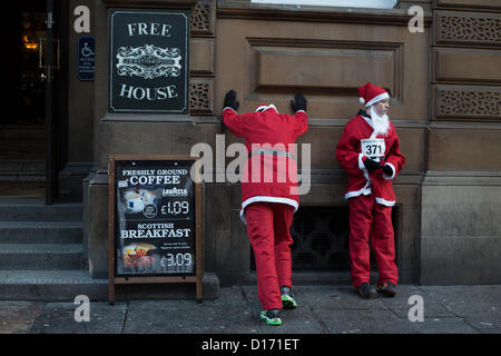 2.400 Personen verpflichten sich eine 5km Lauf als Weihnachtsmann, gekleidet in einer jährlichen laufen bekannt als Santa Dash in Glasgow, Schottland, Sonntag, 9. Dezember 2012. Stockfoto