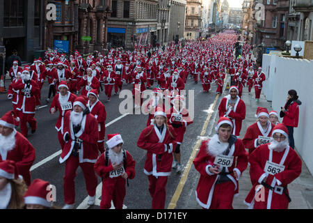 2.400 Personen verpflichten sich eine 5km Lauf als Weihnachtsmann, gekleidet in einer jährlichen laufen bekannt als Santa Dash in Glasgow, Schottland, Sonntag, 9. Dezember 2012. Stockfoto