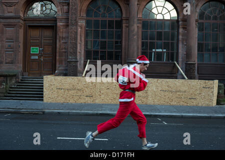 2.400 Personen verpflichten sich eine 5km Lauf als Weihnachtsmann, gekleidet in einer jährlichen laufen bekannt als Santa Dash in Glasgow, Schottland, Sonntag, 9. Dezember 2012. Stockfoto