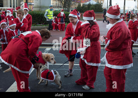 2.400 Personen verpflichten sich eine 5km Lauf als Weihnachtsmann, gekleidet in einer jährlichen laufen bekannt als Santa Dash in Glasgow, Schottland, Sonntag, 9. Dezember 2012. Stockfoto