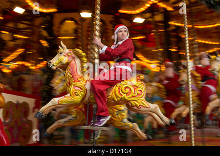 2.400 Personen verpflichten sich eine 5km Lauf als Weihnachtsmann, gekleidet in einer jährlichen laufen bekannt als Santa Dash in Glasgow, Schottland, Sonntag, 9. Dezember 2012. Stockfoto