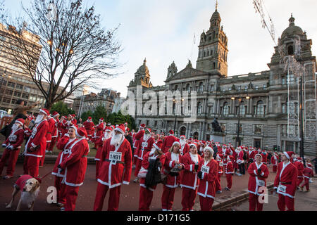 2.400 Personen verpflichten sich eine 5km Lauf als Weihnachtsmann, gekleidet in einer jährlichen laufen bekannt als Santa Dash in Glasgow, Schottland, Sonntag, 9. Dezember 2012. Stockfoto