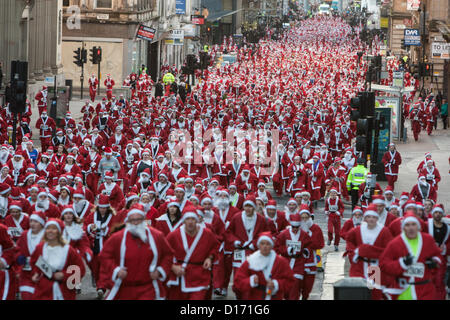 2.400 Personen verpflichten sich eine 5km Lauf als Weihnachtsmann, gekleidet in einer jährlichen laufen bekannt als Santa Dash in Glasgow, Schottland, Sonntag, 9. Dezember 2012. Stockfoto