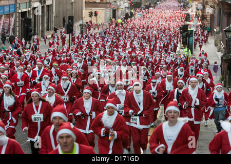 2.400 Personen verpflichten sich eine 5km Lauf als Weihnachtsmann, gekleidet in einer jährlichen laufen bekannt als Santa Dash in Glasgow, Schottland, Sonntag, 9. Dezember 2012. Stockfoto