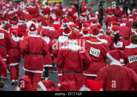 2.400 Personen verpflichten sich eine 5km Lauf als Weihnachtsmann, gekleidet in einer jährlichen laufen bekannt als Santa Dash in Glasgow, Schottland, Sonntag, 9. Dezember 2012. Stockfoto