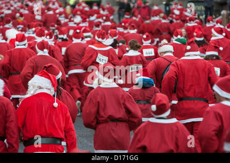 2.400 Personen verpflichten sich eine 5km Lauf als Weihnachtsmann, gekleidet in einer jährlichen laufen bekannt als Santa Dash in Glasgow, Schottland, Sonntag, 9. Dezember 2012. Stockfoto