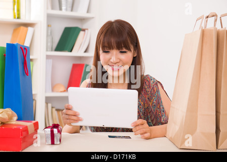 Chinesische Frauen online-shopping Stockfoto