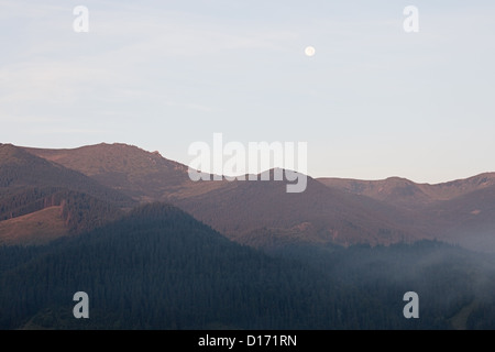 Vollmond unter Karpaten, Ukraine Stockfoto