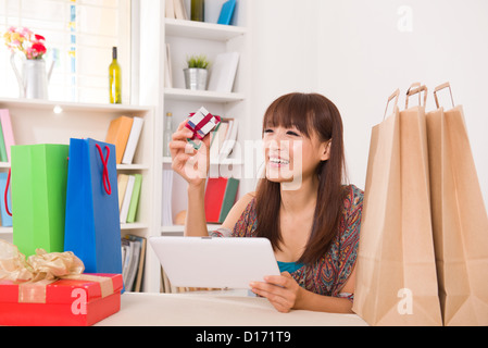 Chinesische Frauen online-shopping Stockfoto