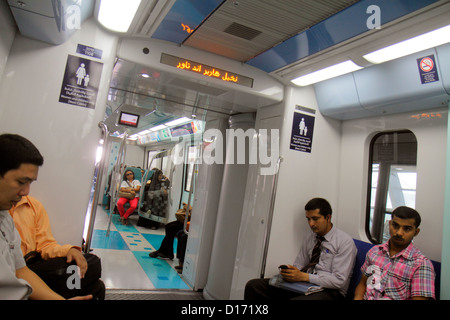 Dubai VAE, Vereinigte Arabische Emirate, Dubai Metro, U-Bahn, Zug, Zug, Rote Linie, Ibn Battuta Station, Wanderarbeiter, Arbeiter, ausländische Arbeiter, Arbeiter, Arbeiter, Arbeiter, Residenten Stockfoto