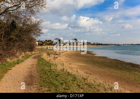 Blick entlang der Küste Solent Weg am Rande des Chichester Harbour mit Emsworth in Ferne, Hampshire, Großbritannien Stockfoto