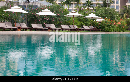 Schwimmbad in der touristischen Ortschaft mit liegen und Sonnenschirm am Pool Stockfoto