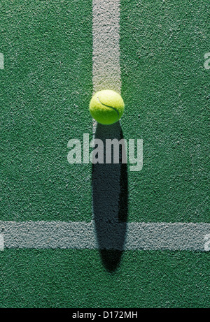 Tennisball und Schatten. Stockfoto