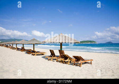 Liegestühle und Sonnenschirme am Meer. Stockfoto