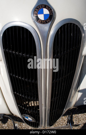 Der Grill und die Abzeichen eines Oldtimers von BMW. Stockfoto