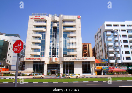 Dubai VAE, Vereinigte Arabische Emirate, Deira, Al Rigga, Al Rigga Road, Straßenszene, Gebäude, Skyline der Stadt, Unternehmen, Bezirk, Stoppschild, Englisch, Arabisch, Sprache, Stockfoto