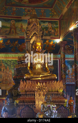 Goldene Buddha-Statue im Wat Phnom, Phnom Penh, Kambodscha Stockfoto
