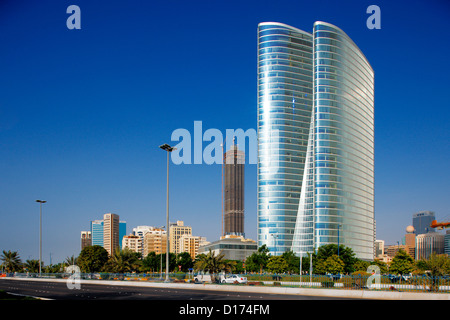 Schöner geschwungene Architektur ist in Hülle und Fülle auf der Corniche Abu Dhabi Stockfoto